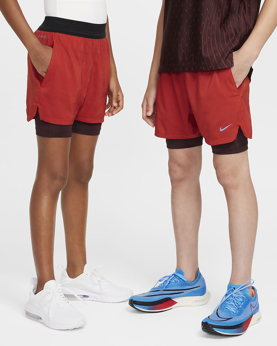 Nike Multi Tech Dri-FIT ADV Trainingsshorts für ältere Kinder (Jungen) - Dragon Red/Burgundy Crush/Schwarz