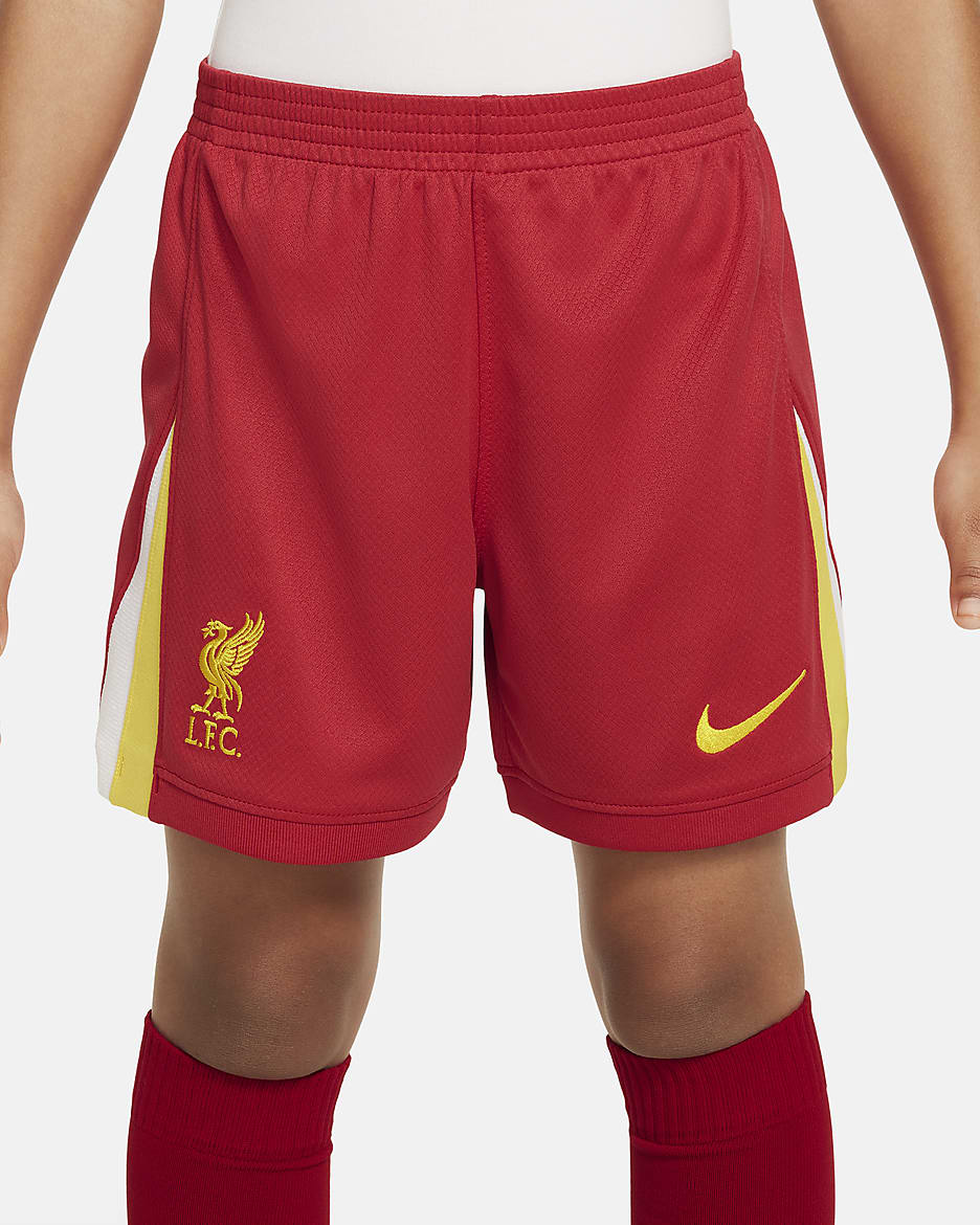 Conjunto de três peças de futebol de réplica Nike do equipamento principal Stadium Liverpool FC 2024/25 para criança - Vermelho Gym/Branco/Amarelo Chrome