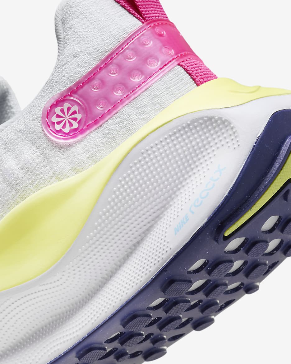 Tenis de correr en pavimento para mujer Nike InfinityRN 4 - Polvo fotón/Blanco/Oro Saturno/Azul royal intenso