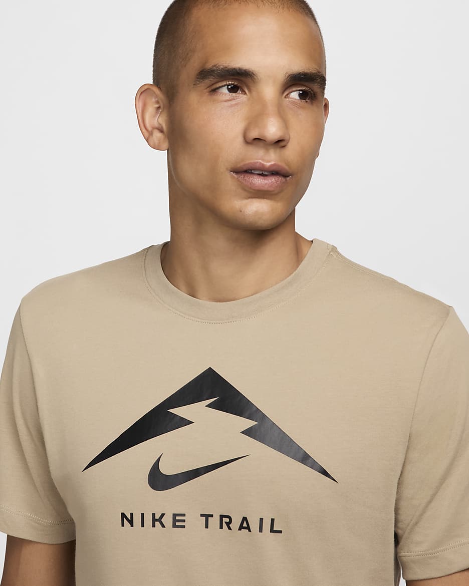 Playera de trail running para hombre Nike Dri-FIT - Caqui/Negro