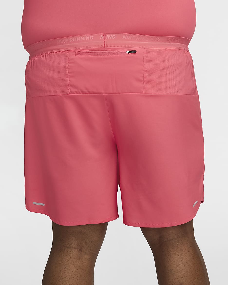 Shorts de correr Dri-FIT de 18 cm con forro de ropa interior para hombre Nike Stride - Rosa margarita/Negro