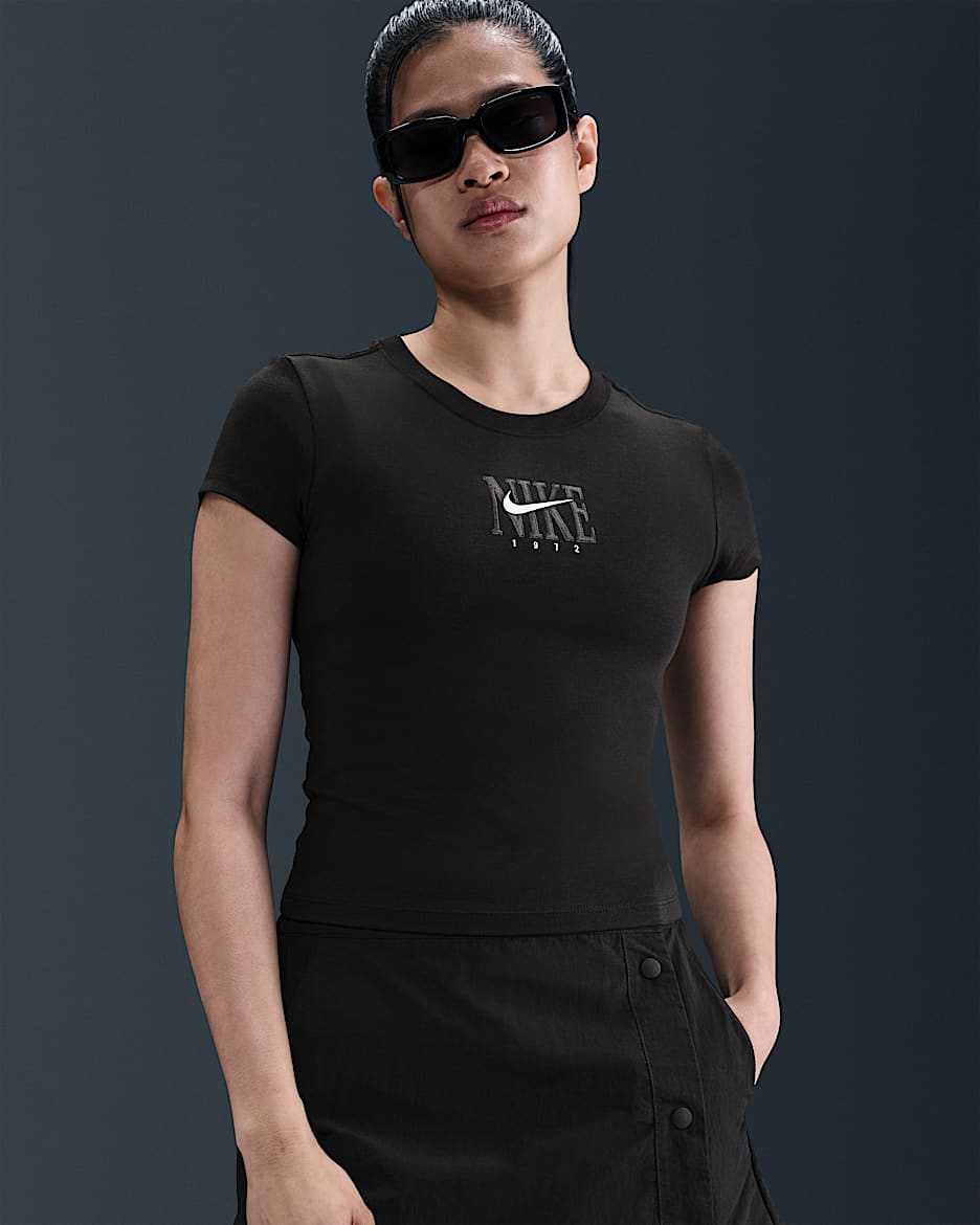 ナイキ スポーツウェア ウィメンズ スリム ショートスリーブ グラフィック Tシャツ - ブラック