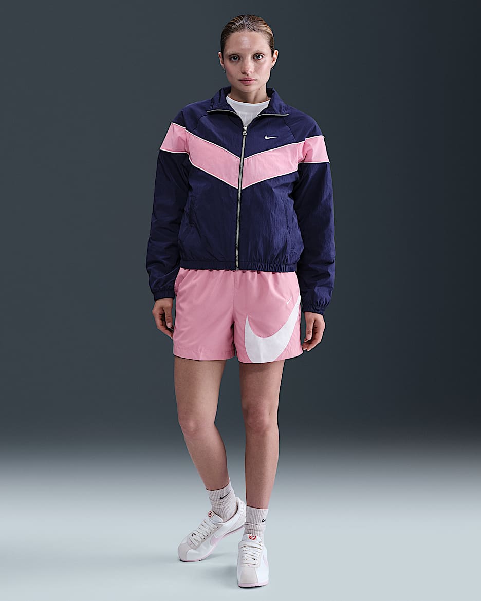 Shorts de tejido Woven de tiro medio de 13 cm con logotipo para mujer Nike Sportswear Classic - Rosa elemental/Blanco