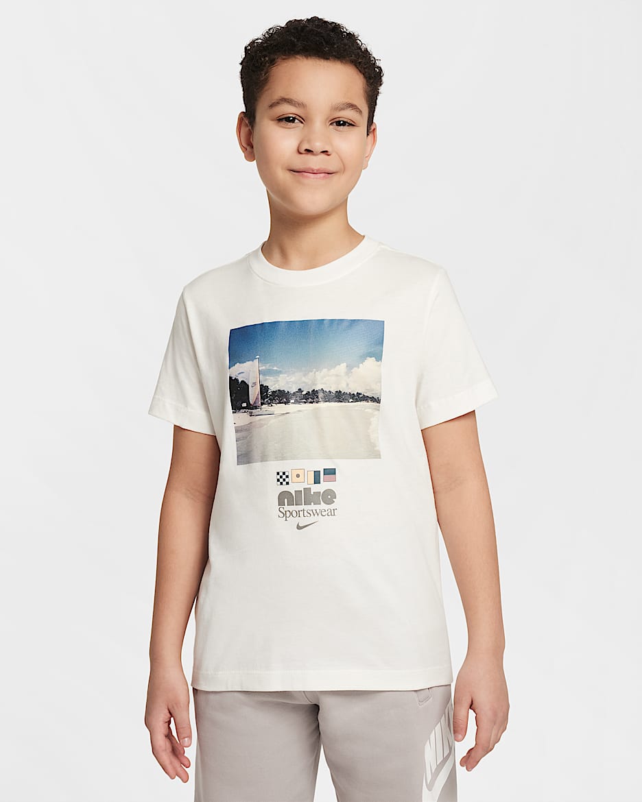 Playera de cuello redondo para niños talla grande Nike Sportswear - Vela/Peltre liso
