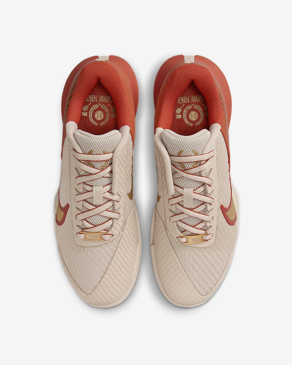 Calzado de tenis para cancha dura para mujer NikeCourt Air Zoom Vapor Pro 2 Premium - Duna/Marrón medio goma/Oro metalizado