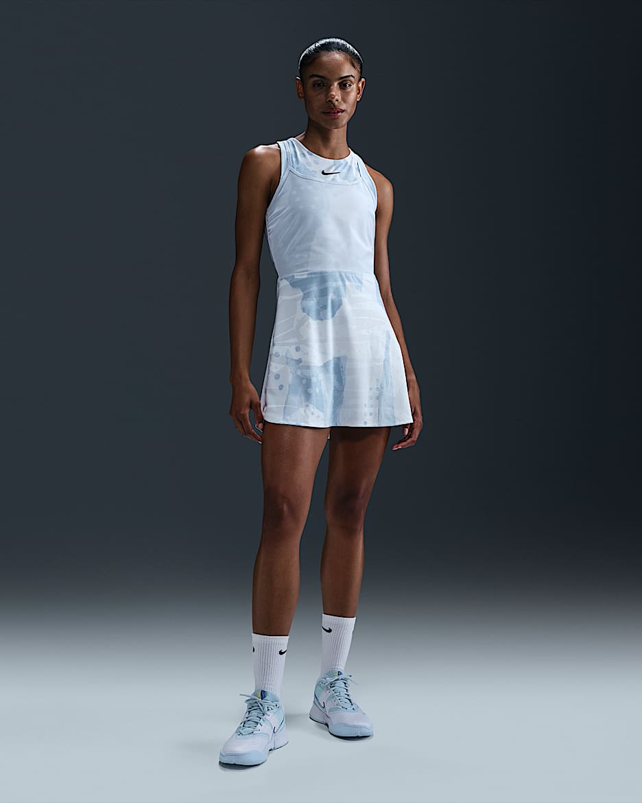 NikeCourt Slam Dri-FIT Tenniskleid mit Print (Damen) - Weiß/Football Grey/High Voltage/Medium Ash