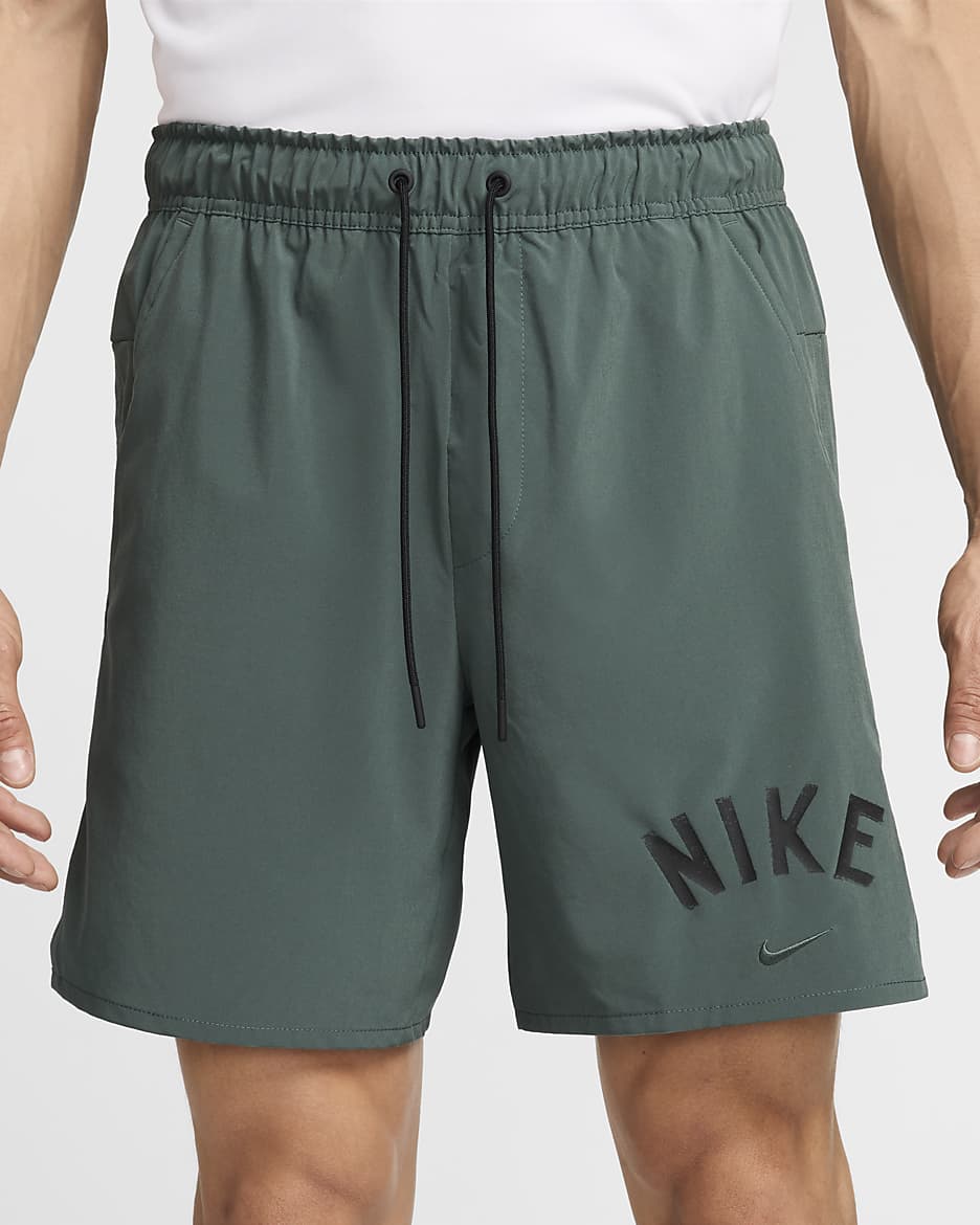 Shorts versátiles Dri-FIT de 18 cm sin forro para hombre Nike Unlimited Swoosh - Verde vintage/Negro/Negro