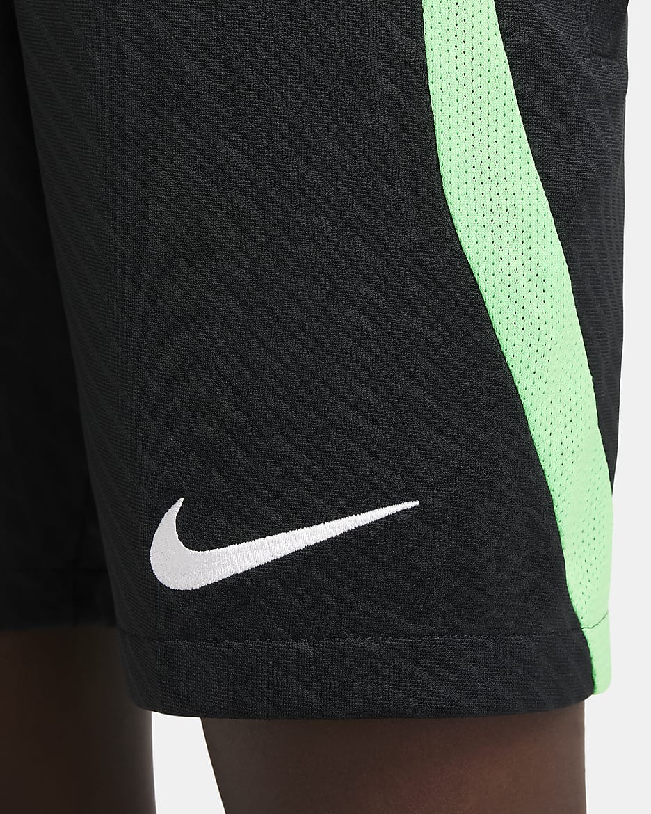 Shorts de fútbol de tejido Knit Nike Dri-FIT para niños talla grande del Liverpool FC Strike - Negro/Verde veneno/Blanco