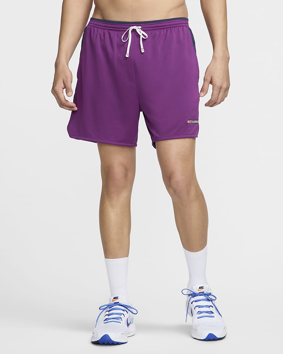 Shorts de correr Dri-FIT de 13 cm con forro de ropa interior para hombre Nike Track Club - Violeta viotech/Azul marino medianoche/Blanco cumbre