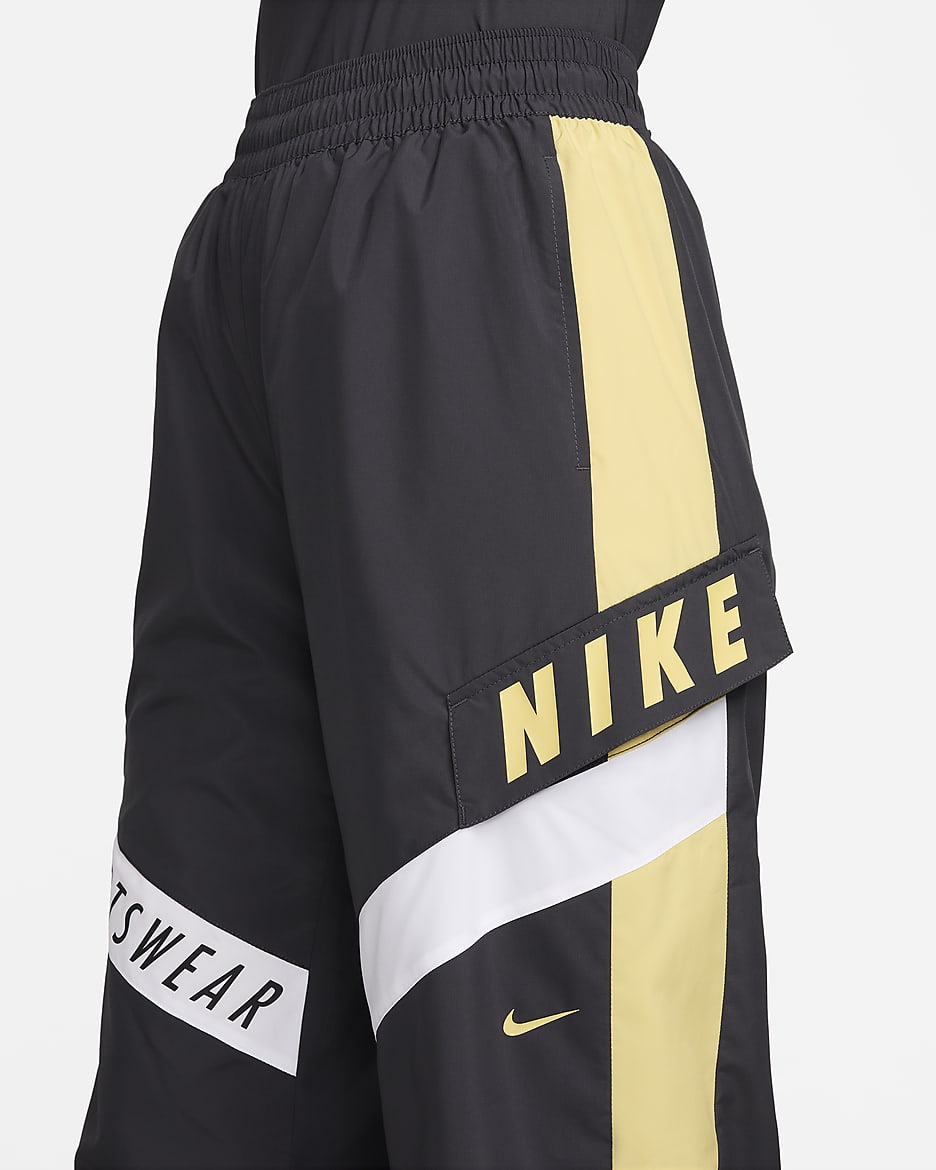 Nike Sportswear-bukser med høj talje til kvinder - Dark Smoke Grey/Saturn Gold/hvid