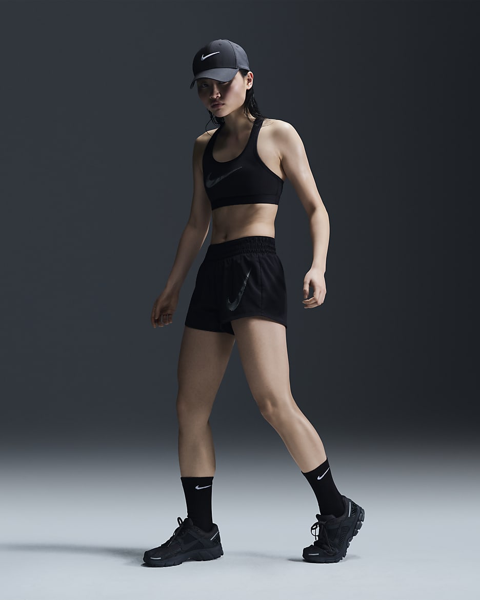 ナイキ Dri-FIT ワン スウッシュ ウィメンズ ミッドライズ ランニングショートパンツ (インナー付き) - ブラック/クールグレー