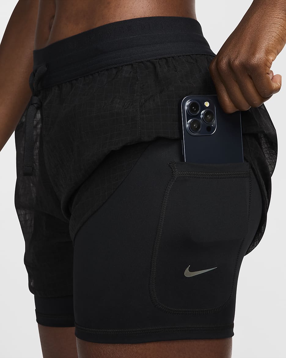 Nike Running Division Dri-FIT-løbeshorts (7,5 cm) med mellemhøj talje til kvinder - sort/sort