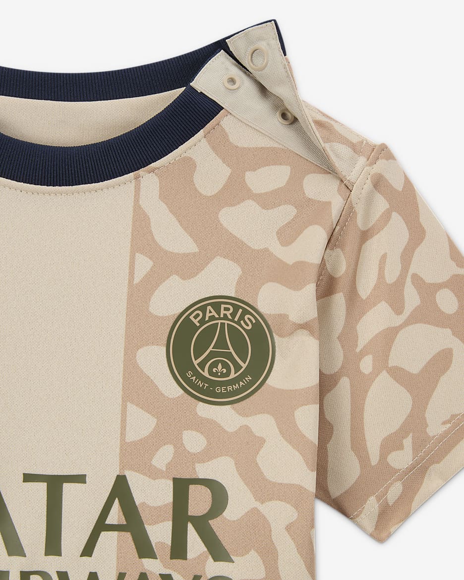 Divisa da calcio in tre pezzi Nike Paris Saint-Germain 2023/24 per bebè e bimbo/a – Quarta - Hemp/Ossidiana/Sequoia/Rough Green