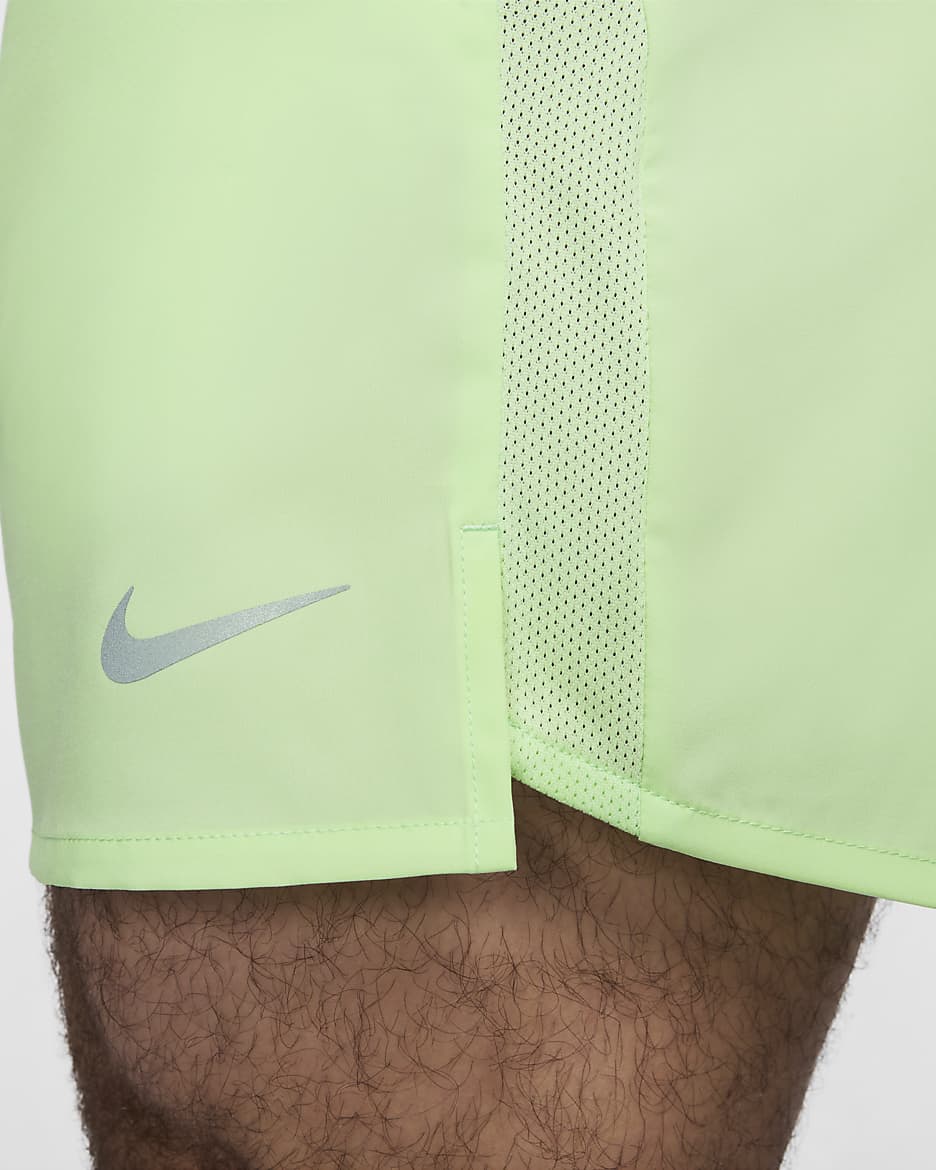 Shorts de correr Dri-FIT de 13 cm con forro de ropa interior para hombre Nike Challenger - Verde vapor/Verde vapor/Verde vapor