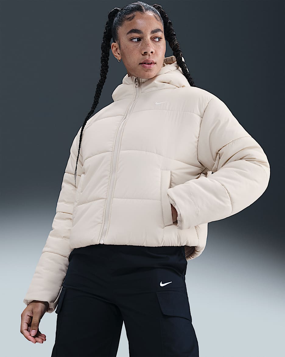 Nike Sportswear Classic Puffer Therma-FIT ruimvallend damesjack met capuchon - Light Bone/Wit