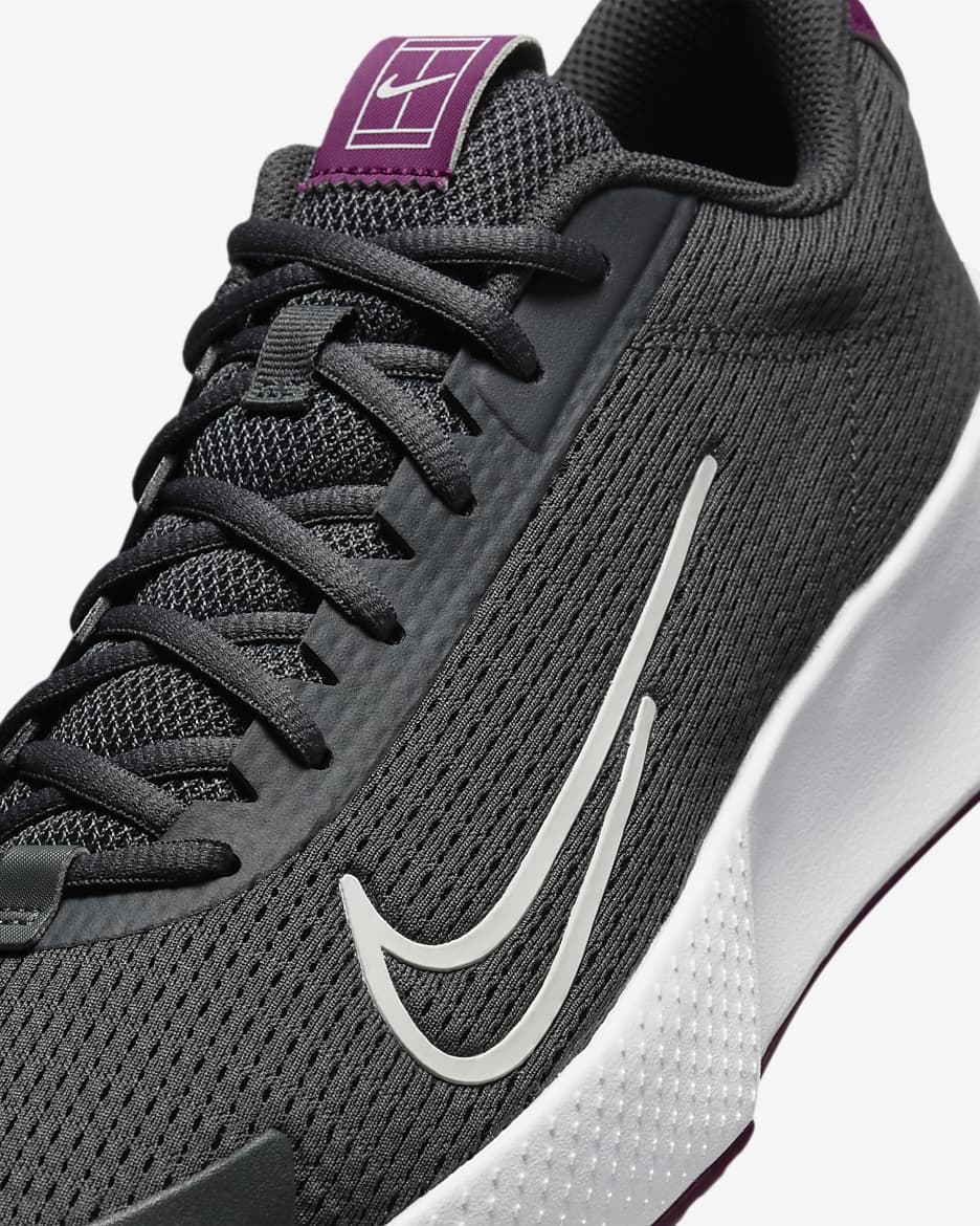 Tenis de tenis de cancha dura para hombre NikeCourt Vapor Lite 2 - Gris humo oscuro/Sangría/Polvo fotón