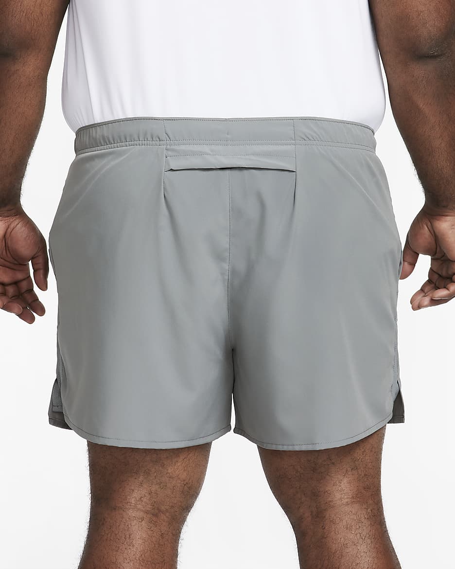 Shorts de correr Dri-FIT de 13 cm con forro de ropa interior para hombre Nike Challenger - Gris humo/Gris humo/Negro