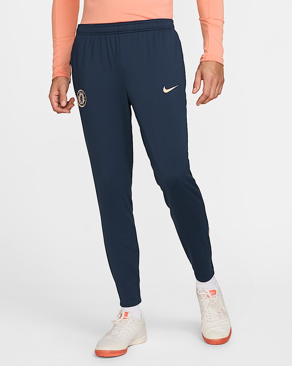 Pantaloni da calcio in maglia Nike Dri-FIT Chelsea FC Strike Special Edition – Uomo - Ossidiana/Apricot Agate/Guava Ice