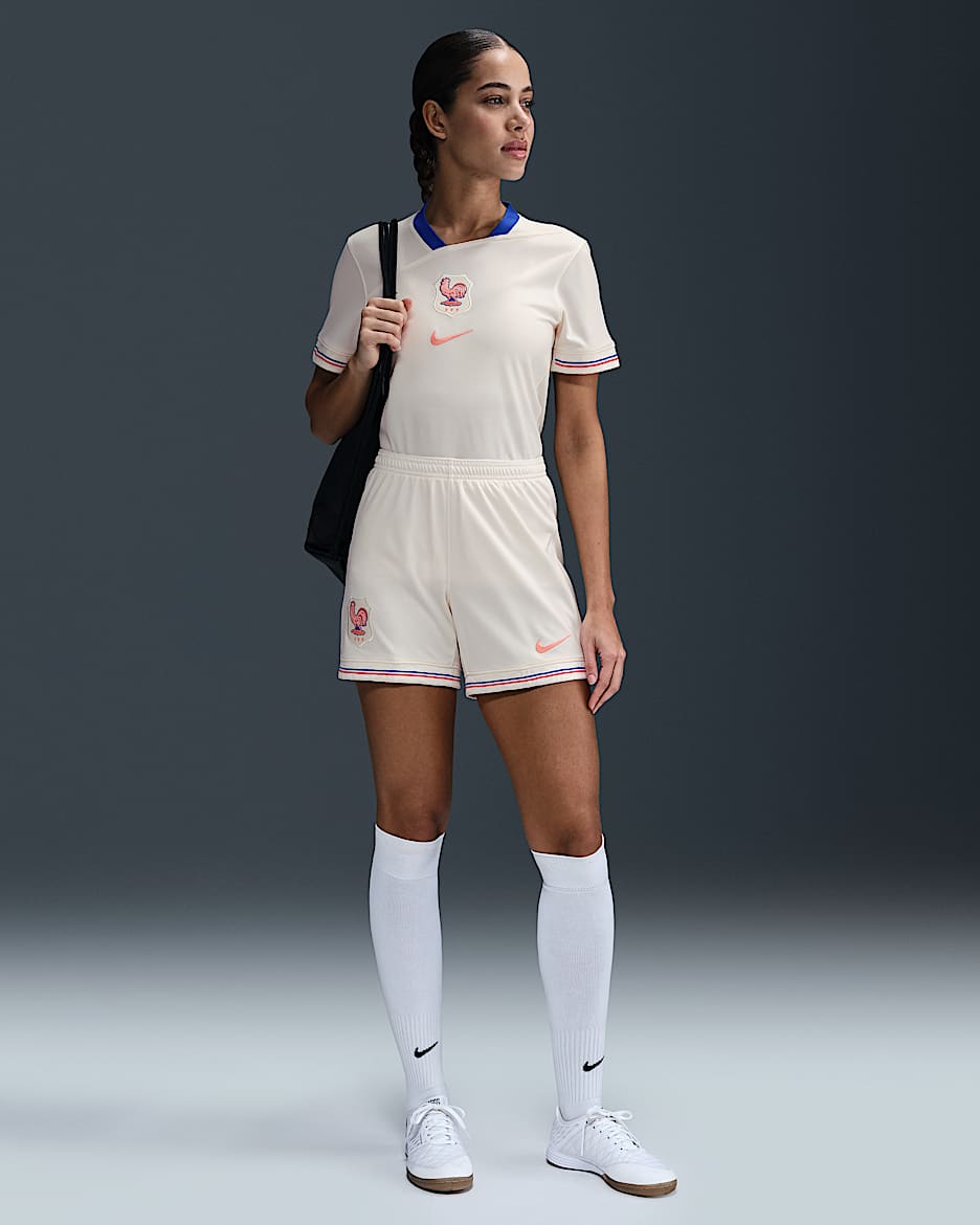 FFF 2025/26 Stadyum Deplasman Nike Dri-FIT Kadın Futbol Taraftar Şortu - Pale Ivory/Light Madder Root
