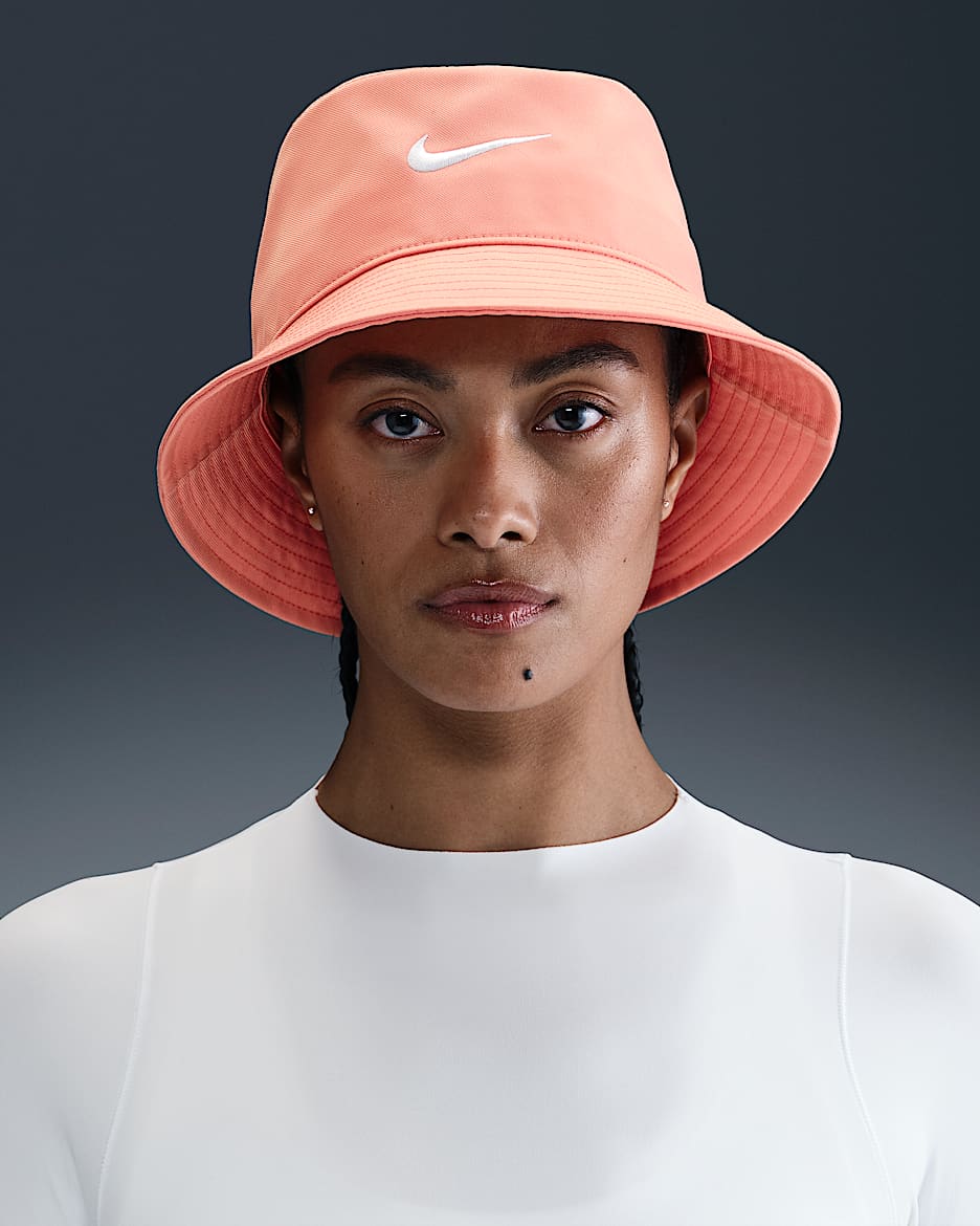 Gorro tipo pescador Swoosh Nike Apex - Ágata melocotón/Blanco