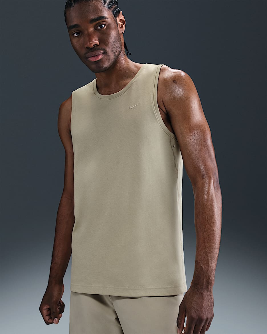 Camiseta de tirantes versátil Dri-FIT para hombre Nike Primary - Caqui desierto/Caqui desierto