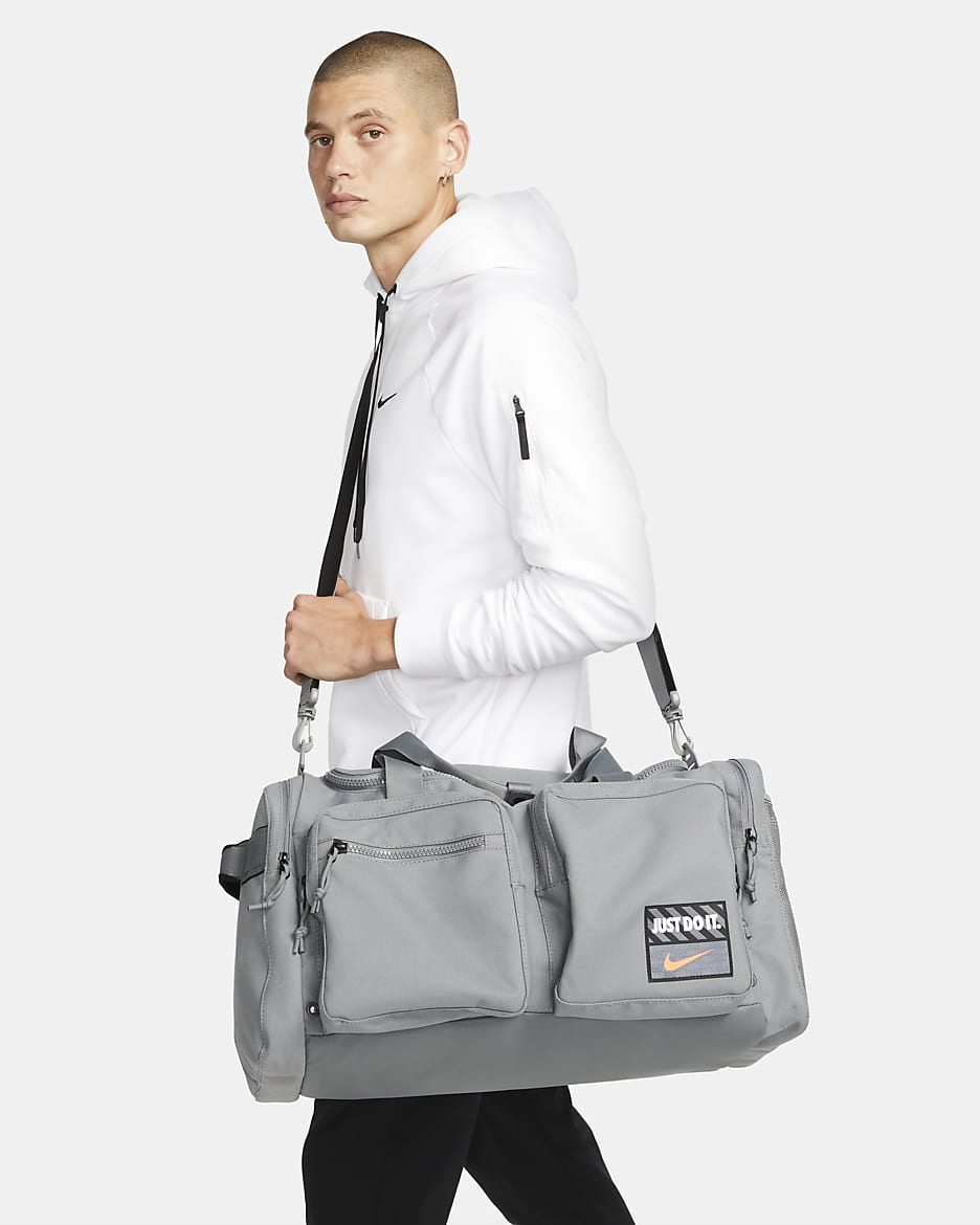 ナイキ ユーティリティ パワー トレーニングダッフルバッグ (M、51L) - スモークグレー/ブラック/トータルオレンジ