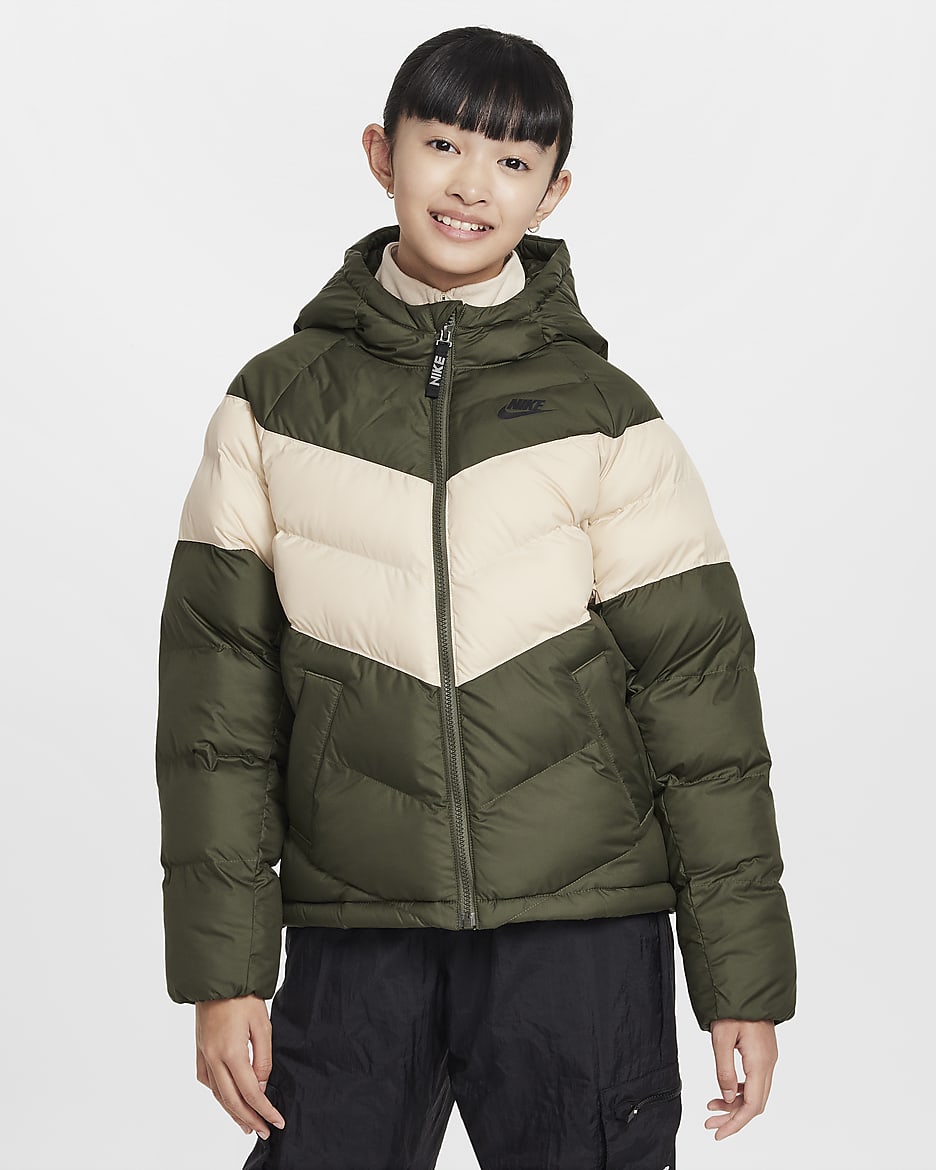 Nike Sportswear Jacke mit Kapuze und Synthetikfüllung für ältere Kinder - Cargo Khaki/Sanddrift/Schwarz