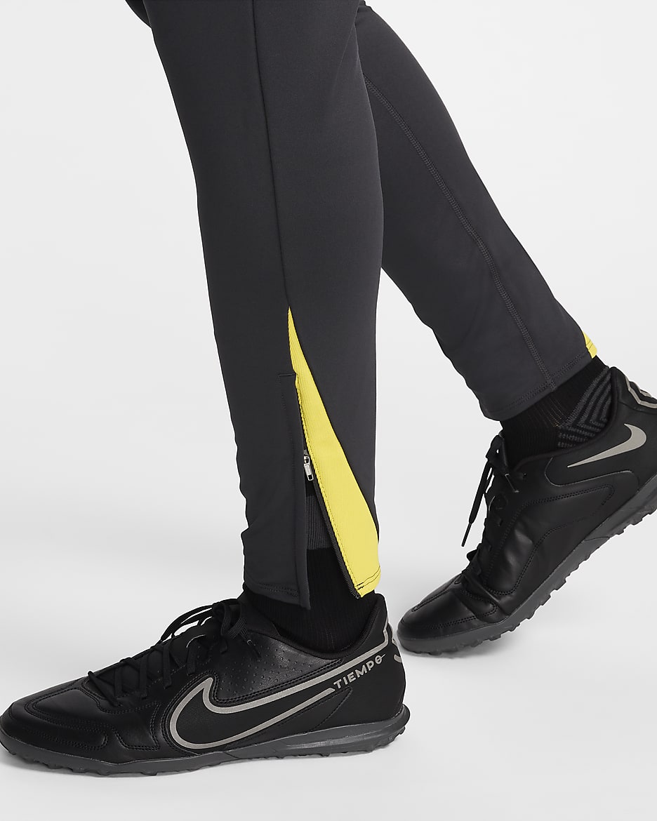 3e pantalon de foot Nike Dri-FIT Liverpool FC Strike pour homme - Dark Smoke Grey/Chrome Yellow/Global Red