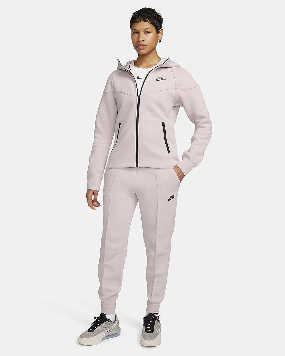 Nike Sportswear Tech Fleece joggebukse med mellomhøyt liv til dame - Platinum Violet/Svart