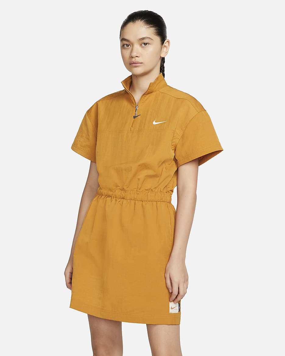Vestido de tejido Woven para mujer Nike Sportswear Swoosh - Ocre desierto/Blanco perla/Blanco perla/Curry claro