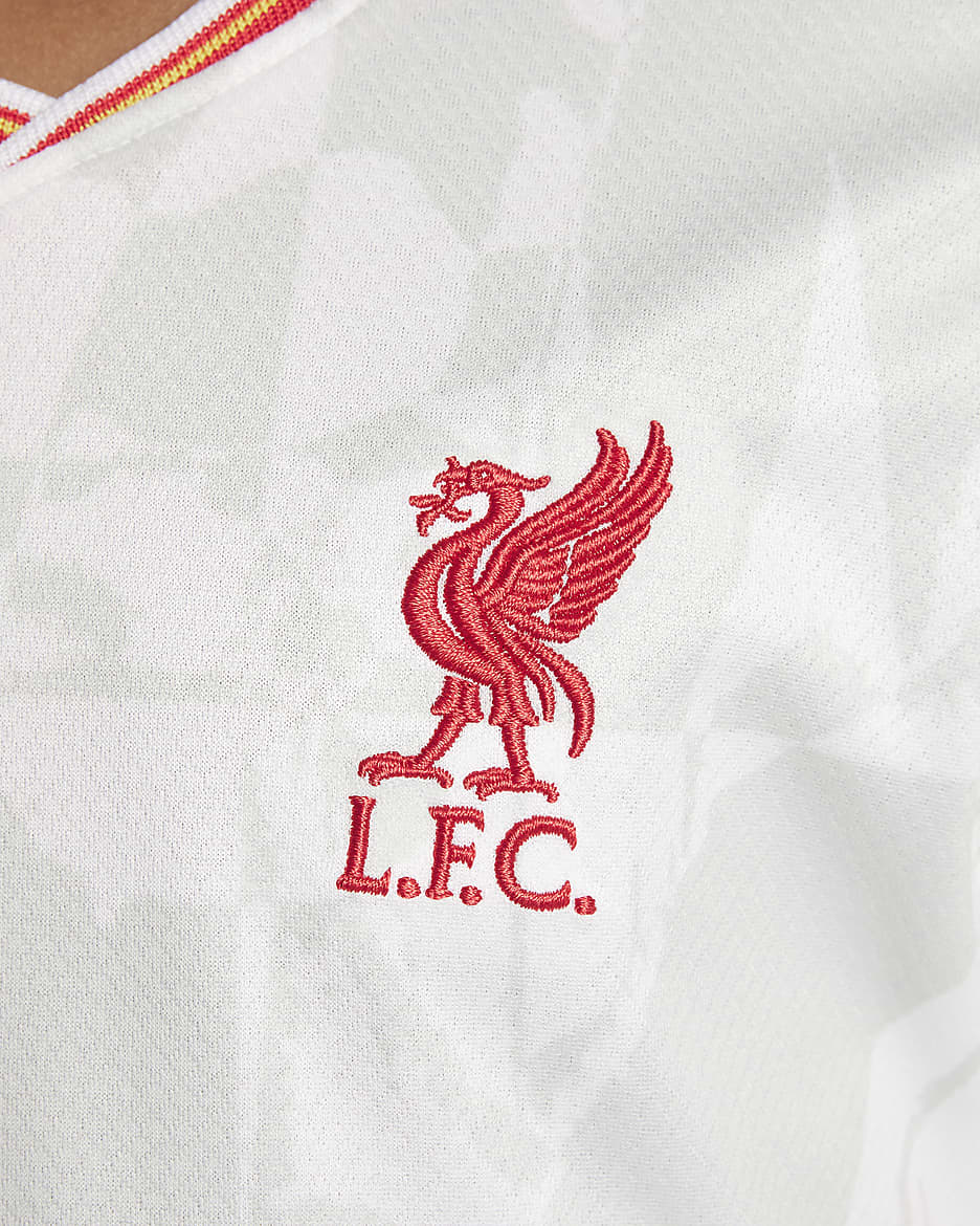 FC Liverpool 2024/25 Stadium Third dreiteiliges Nike Football Replika-Set (jüngere Kinder) - Weiß/Pure Platinum/Schwarz/Global Red