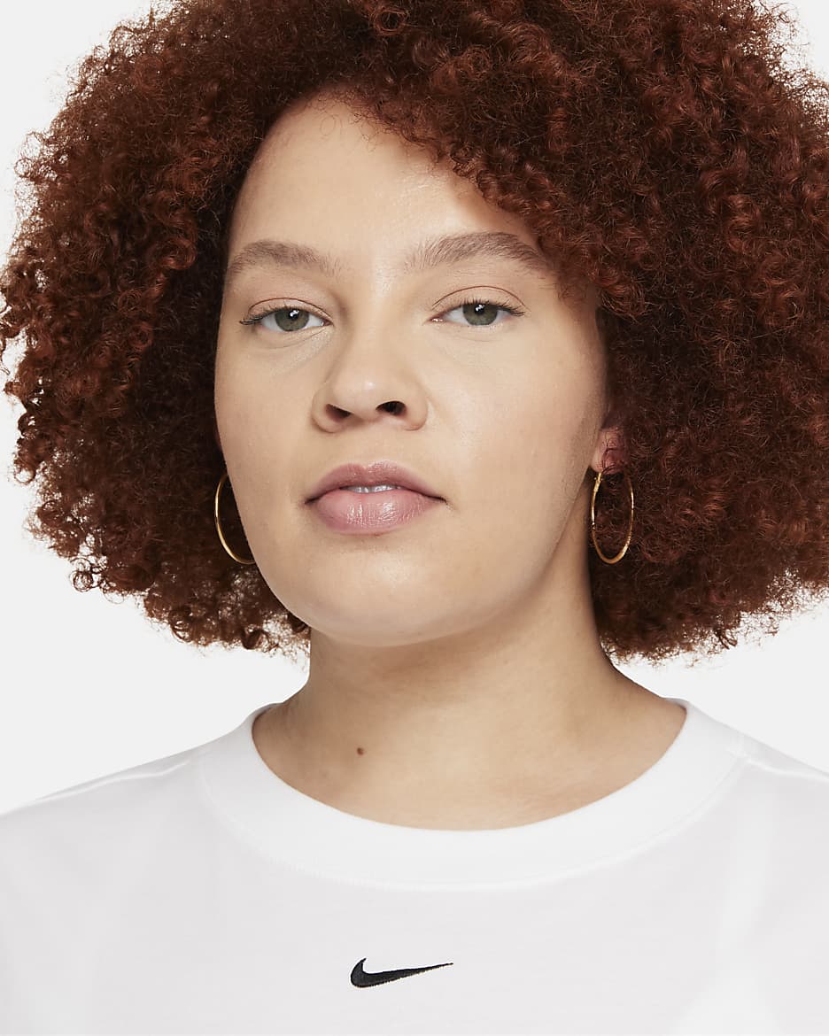 Nike Sportswear Essential kortermet overdel til dame (Plus Size) - Hvit/Svart