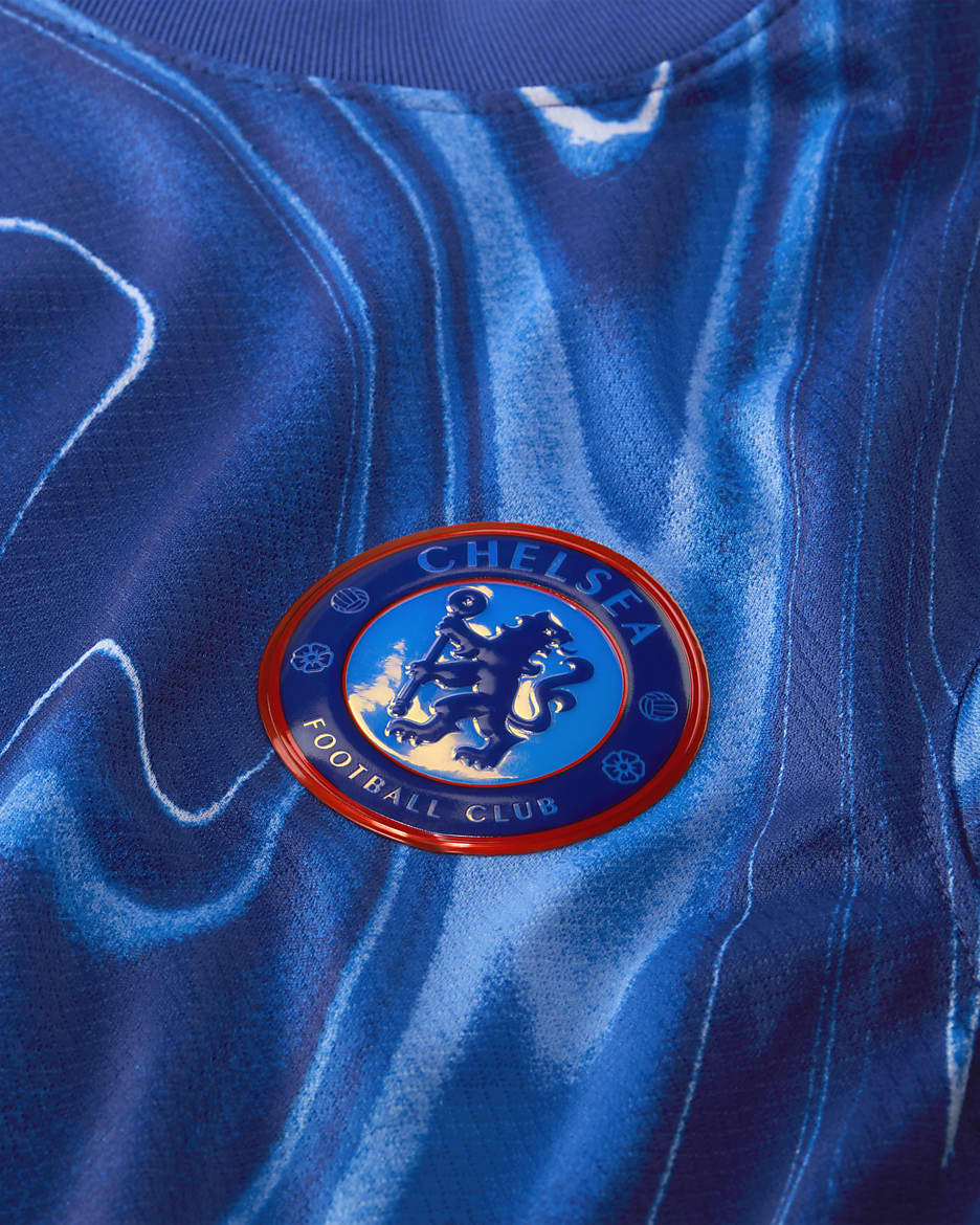 Jersey de fútbol Nike Dri-FIT Replica del Chelsea FC local 2024 Stadium para mujer - Azul enérgico/Naranja team/Blanco