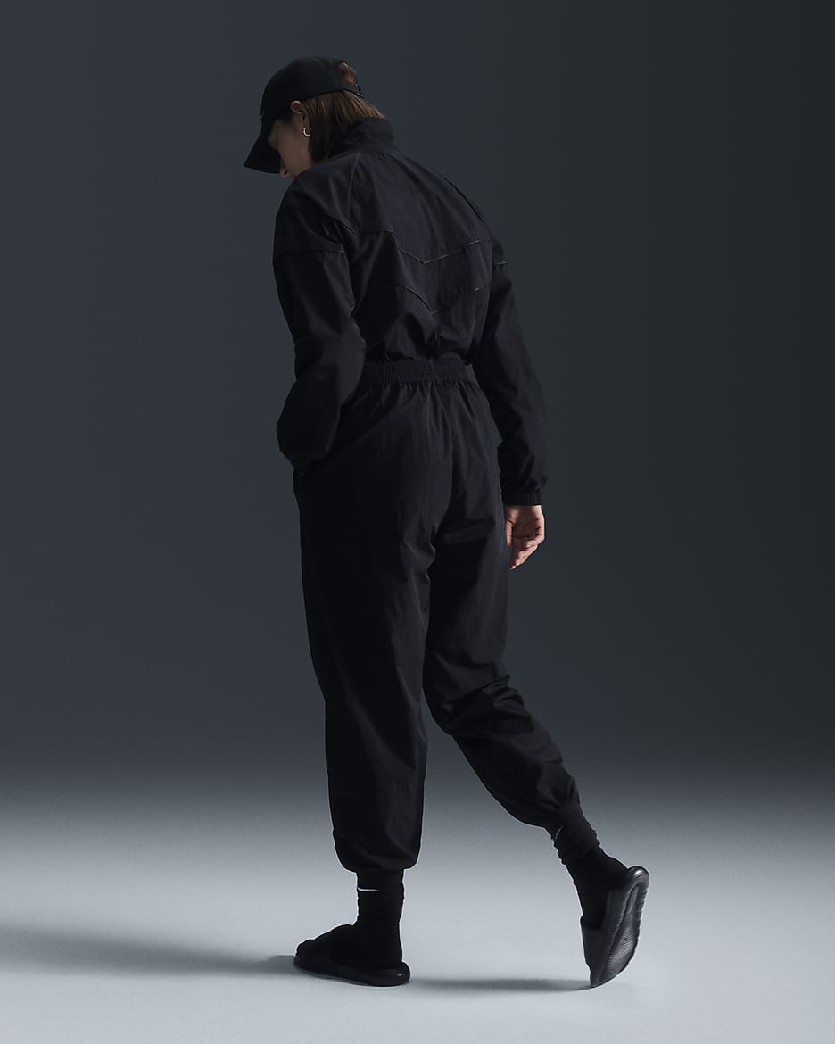 Oversized, vævede Nike Sportswear Essential-joggers med mellemhøj talje til kvinder - sort/hvid