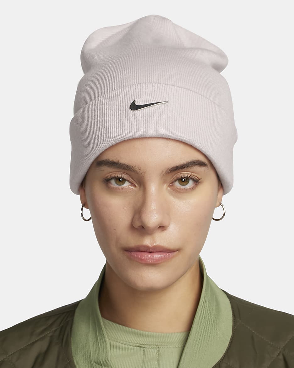 Nike Peak Standard Metallic-Beanie mit Swoosh und Bündchen - Platinum Violet/Metallic Silver