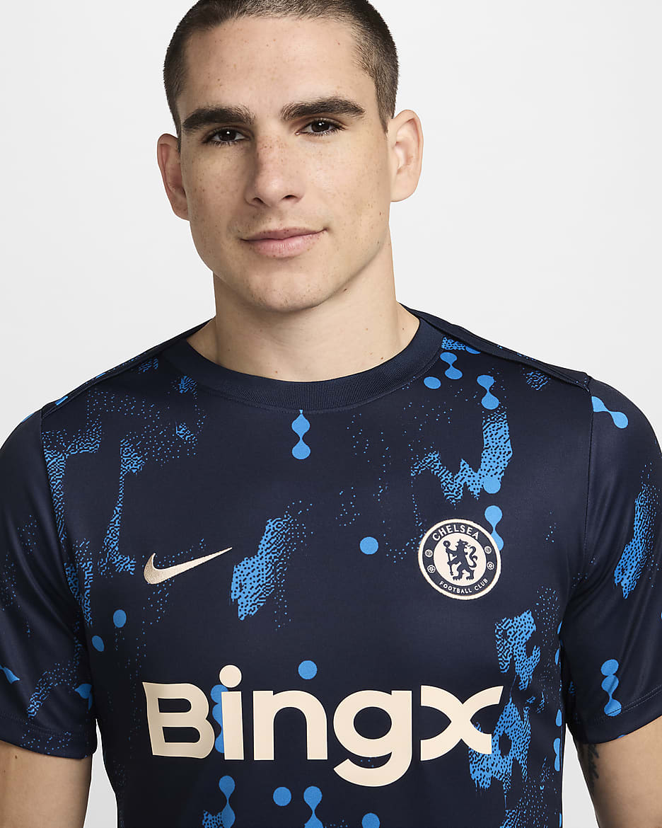 Chelsea FC Academy Pro Nike Dri-FIT Pre-Match Kurzarm-Fußballoberteil (Herren) - Obsidian/Guava Ice