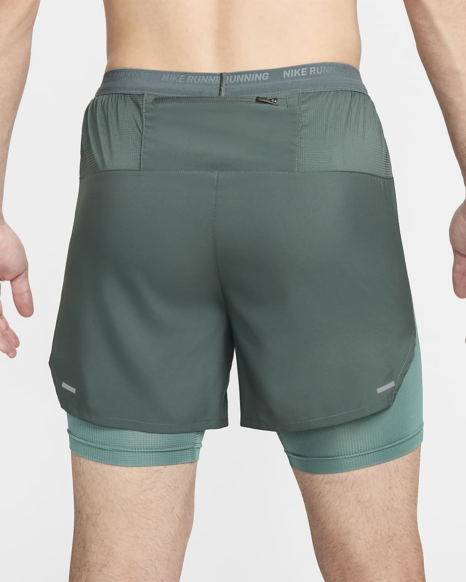 Calções de running híbridos de 13 cm Dri-FIT Nike Stride para homem - Verde Vintage/Bicoastal/Preto