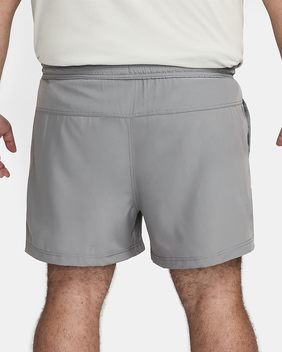 Shorts versátiles Dri-FIT de 13 cm sin forro para hombre Nike Form - Gris humo/Negro