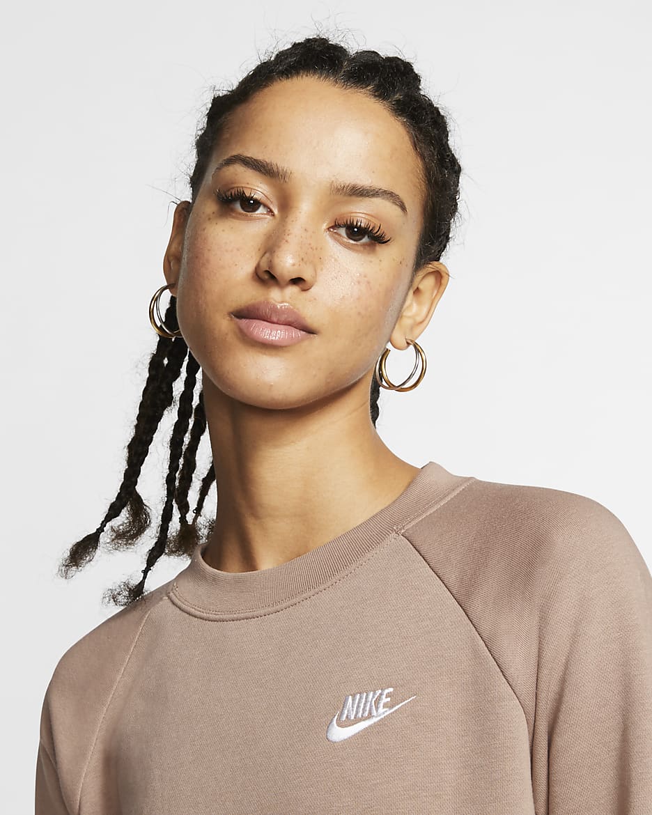 Nike Sportswear Essential Fleece-Rundhalsshirt für Damen - Desert Dust/Weiß