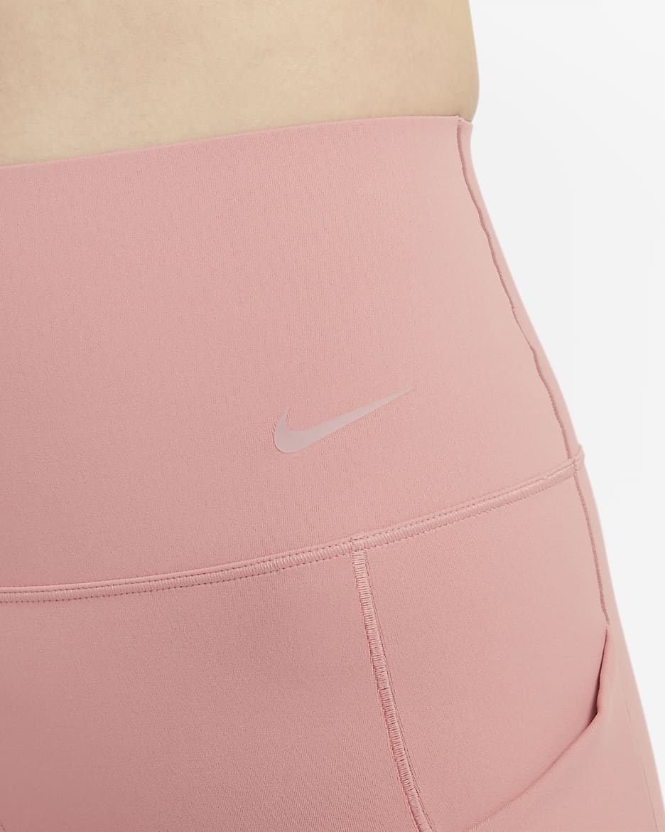 Shorts de ciclismo con bolsillos de 20 cm de tiro alto y media sujeción para mujer Nike Universa - Rojo nebulosa/Negro