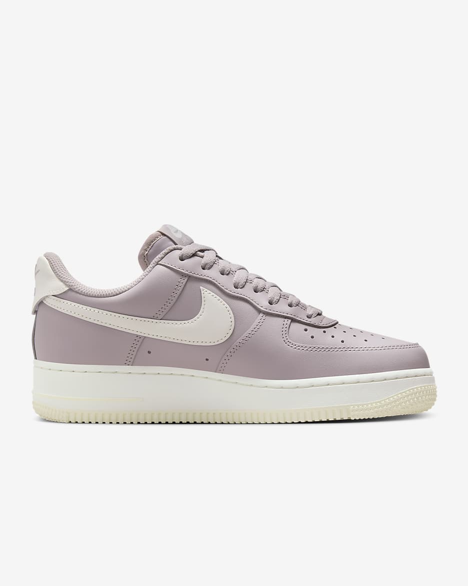 Tenis para mujer Nike Air Force 1 '07 EasyOn - Violeta platino/Leche de coco/Volt/Vela