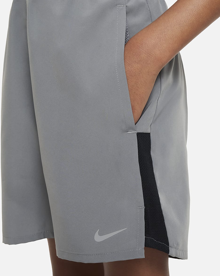 Shorts de entrenamiento para niño talla grande Nike Dri-FIT Challenger - Gris humo/Negro