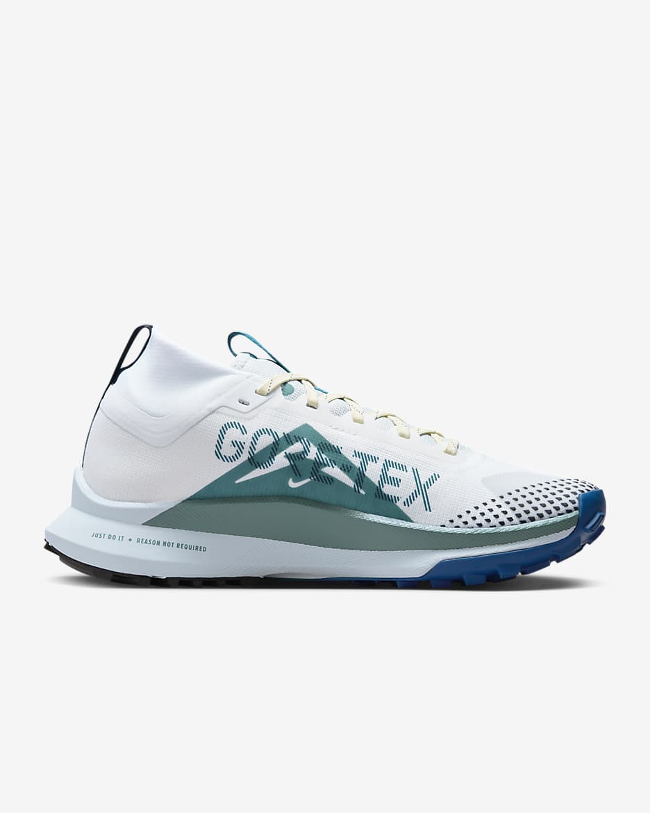 Dámské běžecké voděodolné trailové boty Nike Pegasus Trail 4 GORE-TEX - Bílá/Cedar/Court Blue/Černá