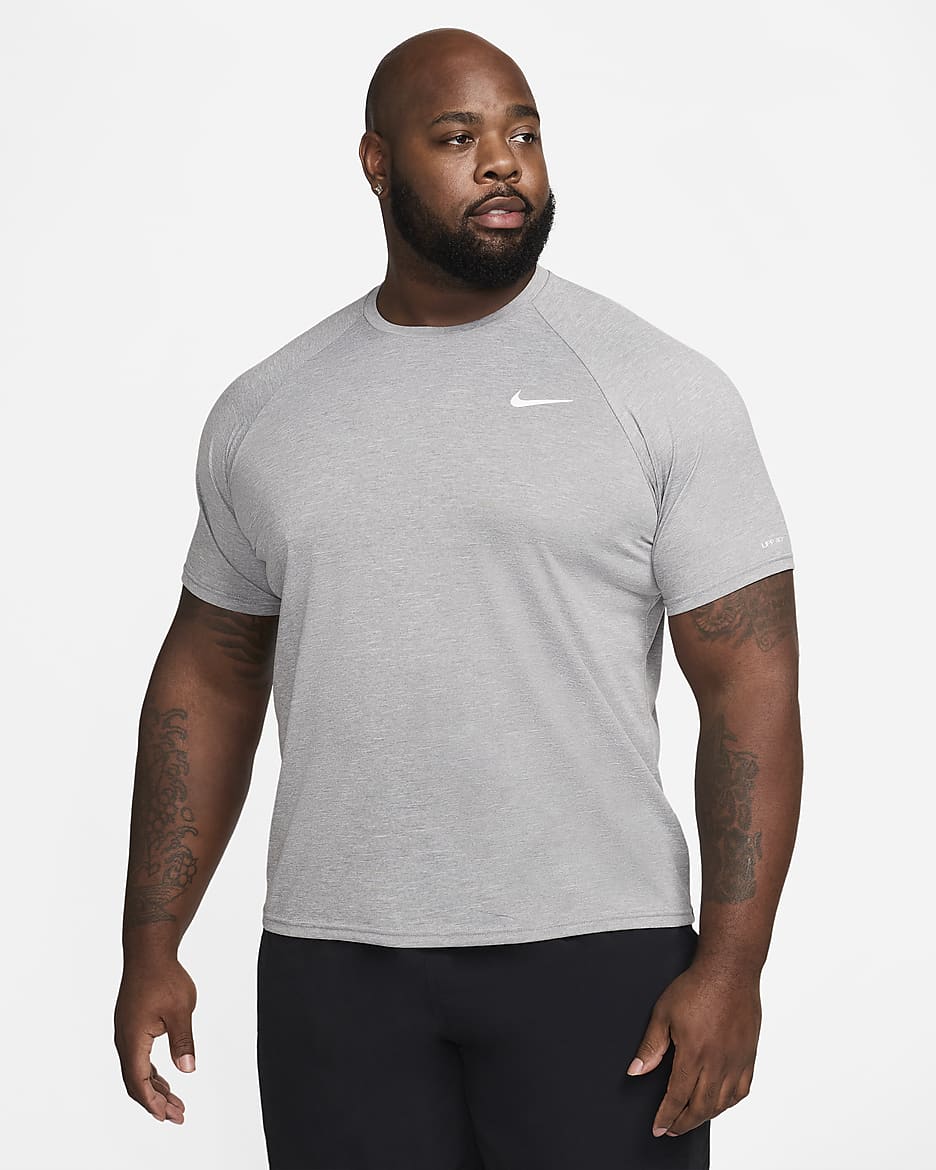 Playera Hydroguard de manga corta para hombre (talla extendida) Nike Swim - Gris partícula