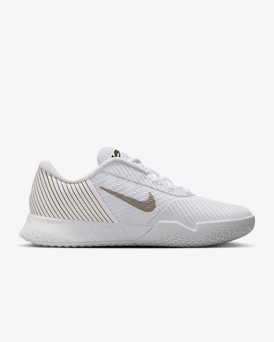 Tenis de tenis para cancha dura para mujer NikeCourt Vapor Pro 2 - Blanco/Morado grandioso/Oro metalizado con textura