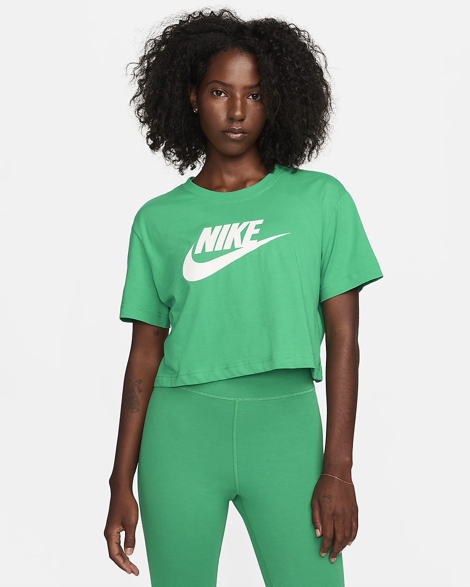 Playera cropped con logotipo para mujer Nike Sportswear Essential - Verde estadio/Blanco