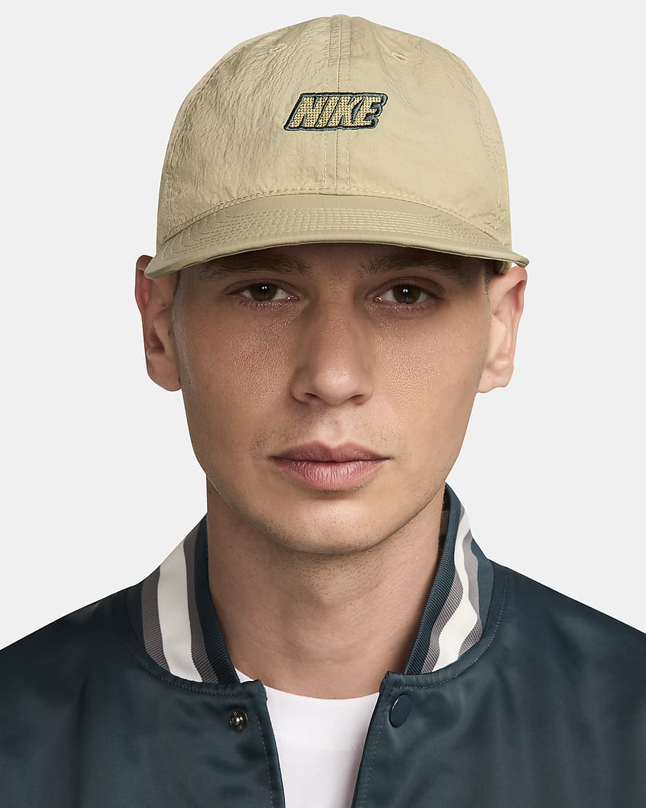 หมวกแก๊ปเอาท์ดอร์ปีกหมวกแบนไร้โครง Nike Club - Neutral Olive/Vintage Green