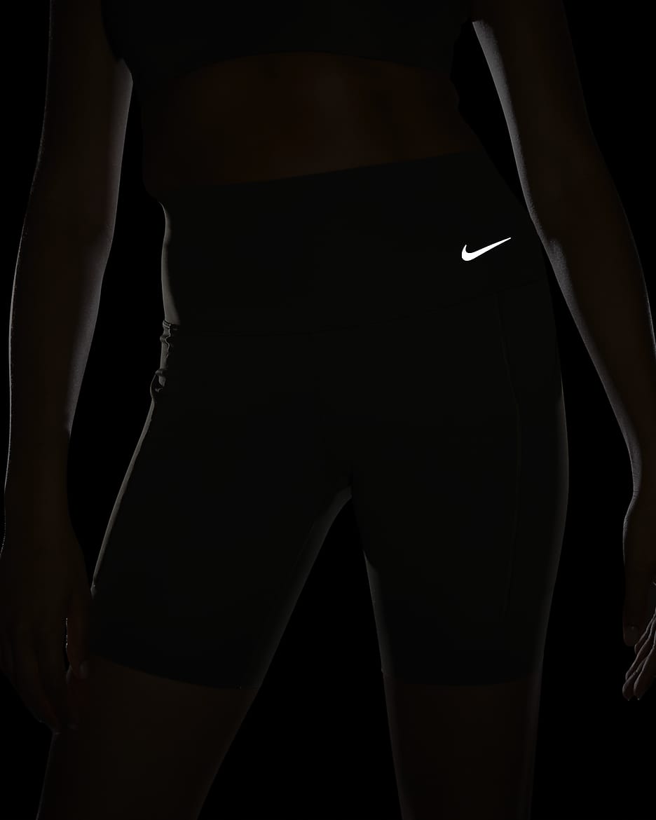 Shorts de ciclismo con bolsillos de 20 cm de tiro alto y media sujeción para mujer Nike Universa - Caqui militar/Negro