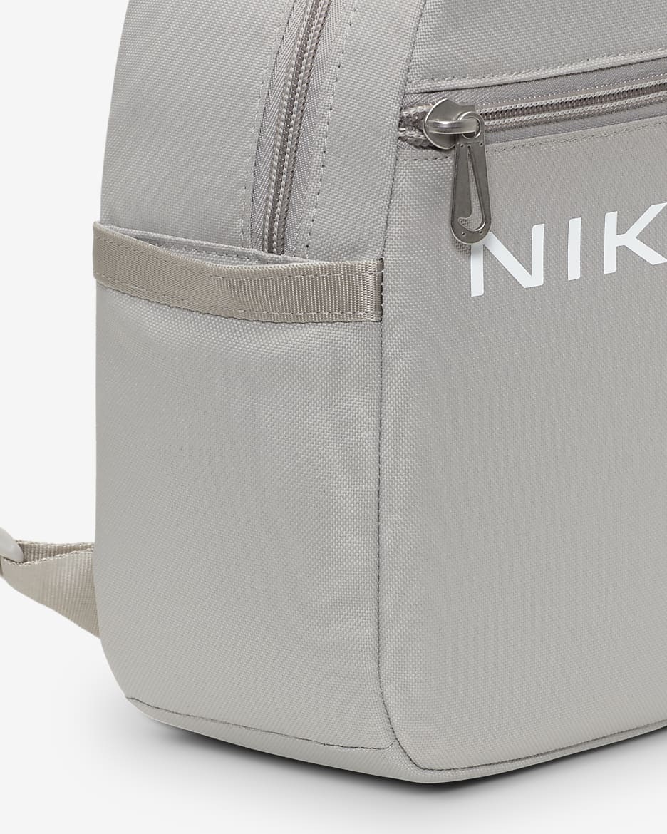 Minimochila para mujer (6 L) Nike Sportswear Futura - Mena de hierro claro/Mena de hierro claro/Blanco