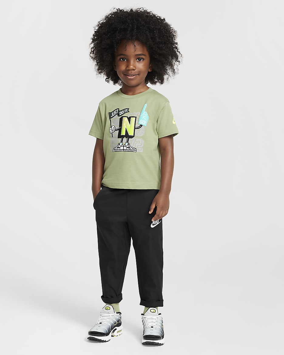 Playera con gráfico infantil Nike Step Up Your Game - Verde aceite